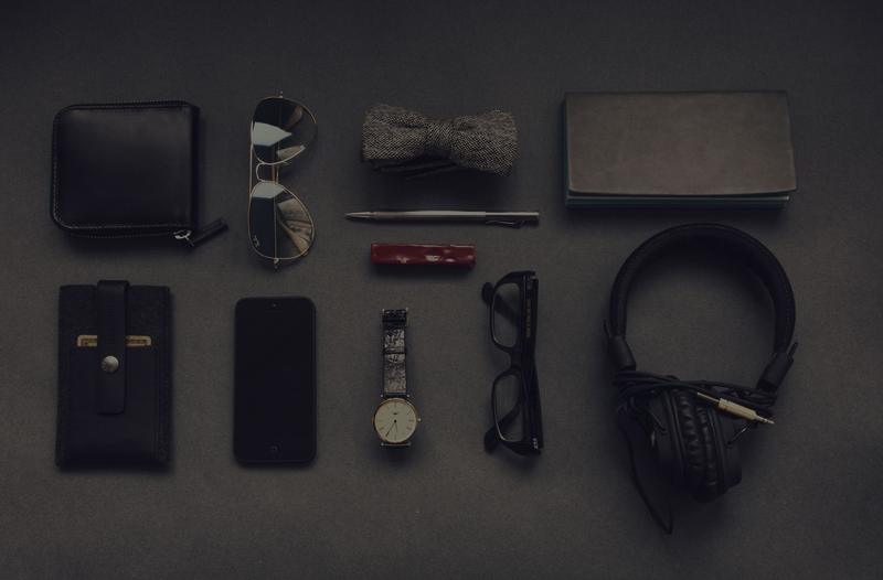 Accesorios de trabajo y dispositivos ordenados sobre fondo oscuro